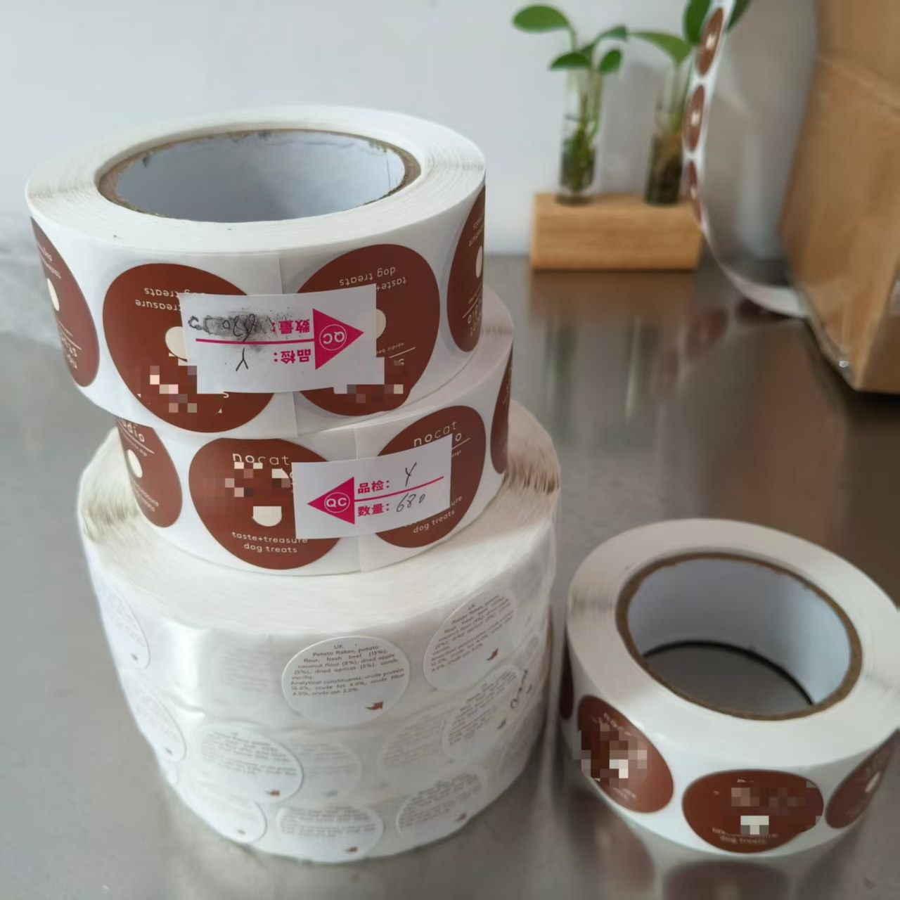 JOJO Pack подготвя доставка на персонализирани стикери за лакомства за кучета до клиент от Дания