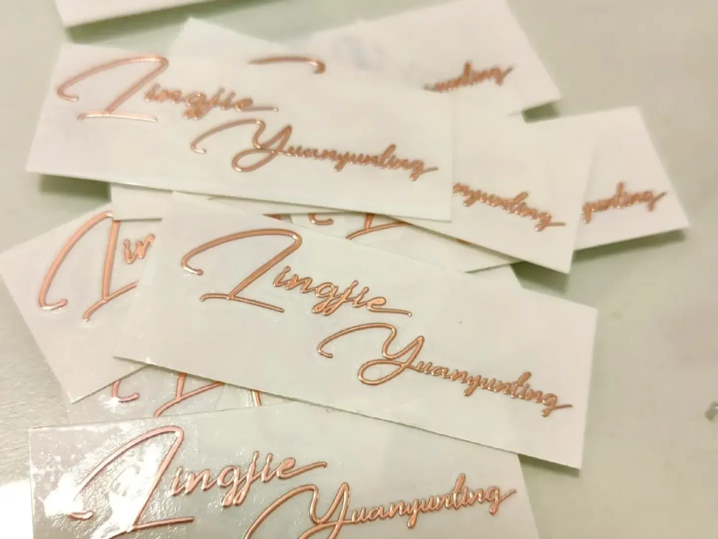 Прехвърлящите стикери могат ли да се свалят?