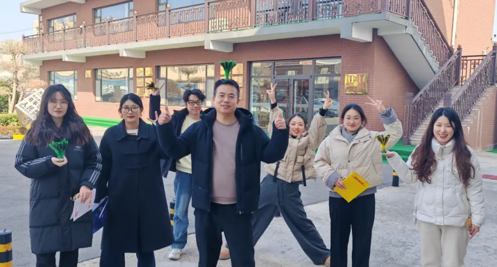 Кратка почивка за обяд зарежда офиса със забавление с волан