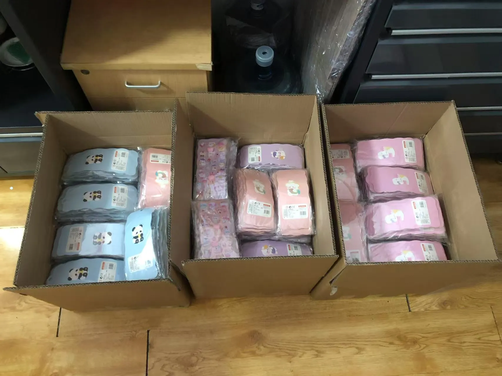 Харесвате ли стискащи се стикери с форма на дупе?