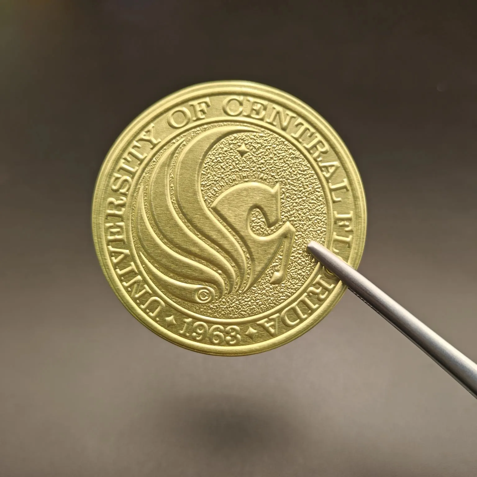 Кръгли релефни етикети за вино с фолио